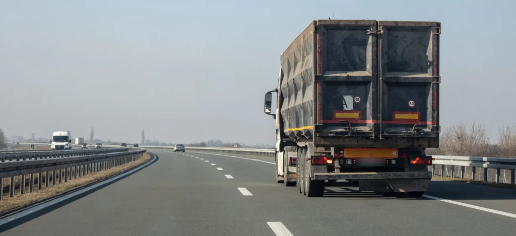 Kamion s ceradom na autocesti